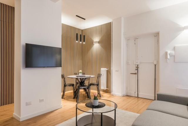 The Fifth Apartment Rom